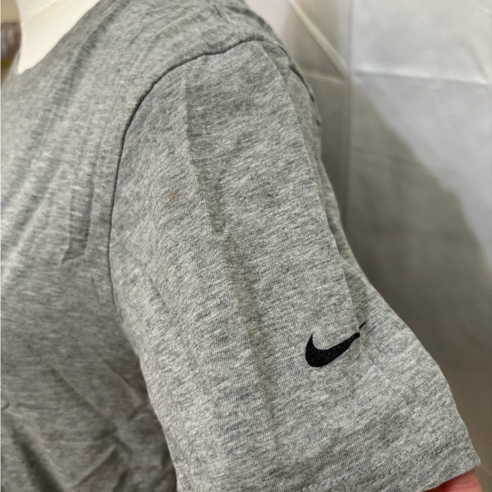 Nike‎ The Nike Tee Women’s Large Gray Short Sleeve Swoosh Logo T Shirt